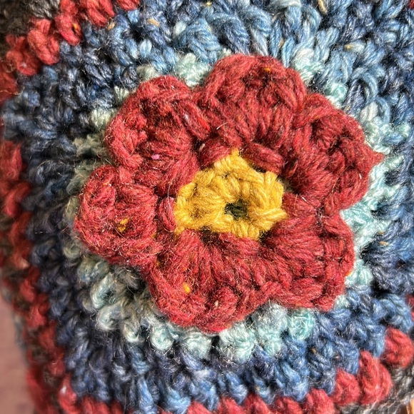 Crochet flowers beanie medium wool blend beautiful new - Picture 6 of 11